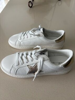 Brand new Vintage Havana White Sneakers with Gold Star Accent